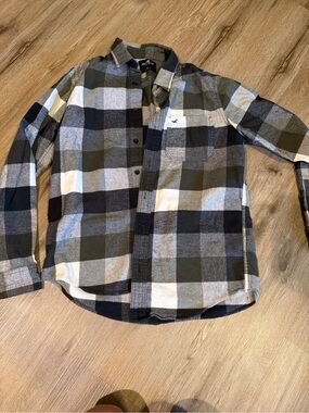 Hollister Men's Black, Gray & Green Plaid Button-Up Shirt